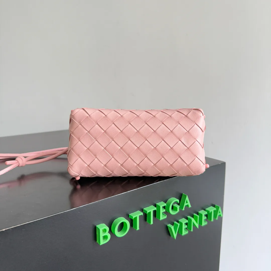 Batch 1260 BV new mini bag ceiling Bottegaveneta new Concert Pouch bag is small and has a large capacity. It can hold a Pro max mobile phone. The shoulder strap is adjustable for cross-body carry. It is very cost-effective when carried on one shoulder. The latest small bag in autumn has a lot of capacity. It can hold 4 short clips. I also tried it and it can hold one of my fists. It is cute, the capacity is touching and the length of the shoulder strap is adjustable for daily commuting. Full score 10 #bv woven bag Style number: 794258 Size: 18.5*11.5*8.5cm